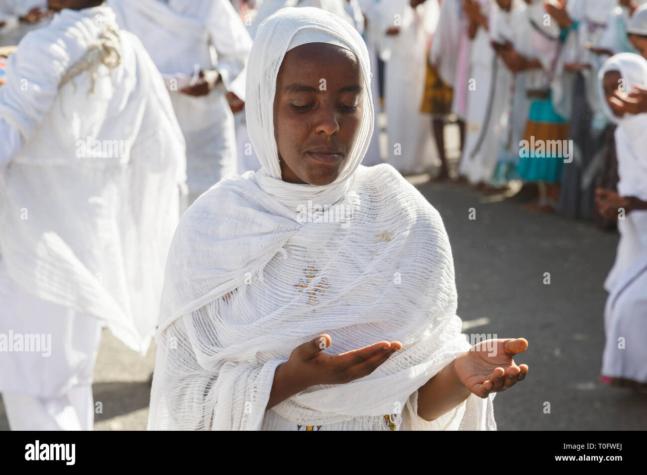Gonder, Äthiopien, 18. Februar 2015: Die Menschen in der traditionellen Kleidung feiern die Timkat Festival, dem wichtigsten Äthiopischen Orthodoxen Feier o Stockfoto