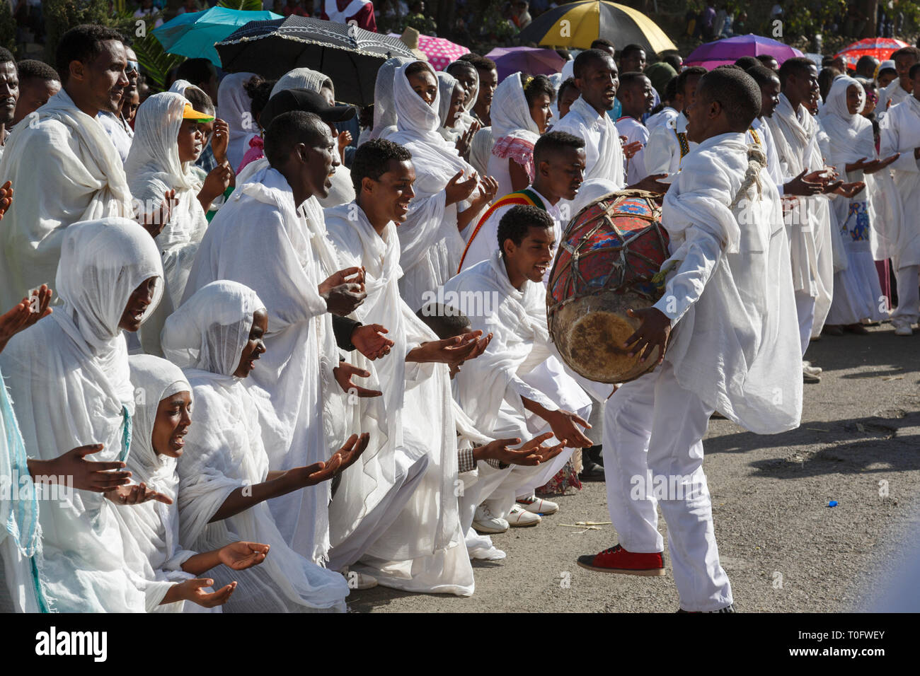Gonder, Äthiopien, 18. Februar 2015: Die Menschen in der traditionellen Kleidung feiern die Timkat Festival, dem wichtigsten Äthiopischen Orthodoxen Feier o Stockfoto
