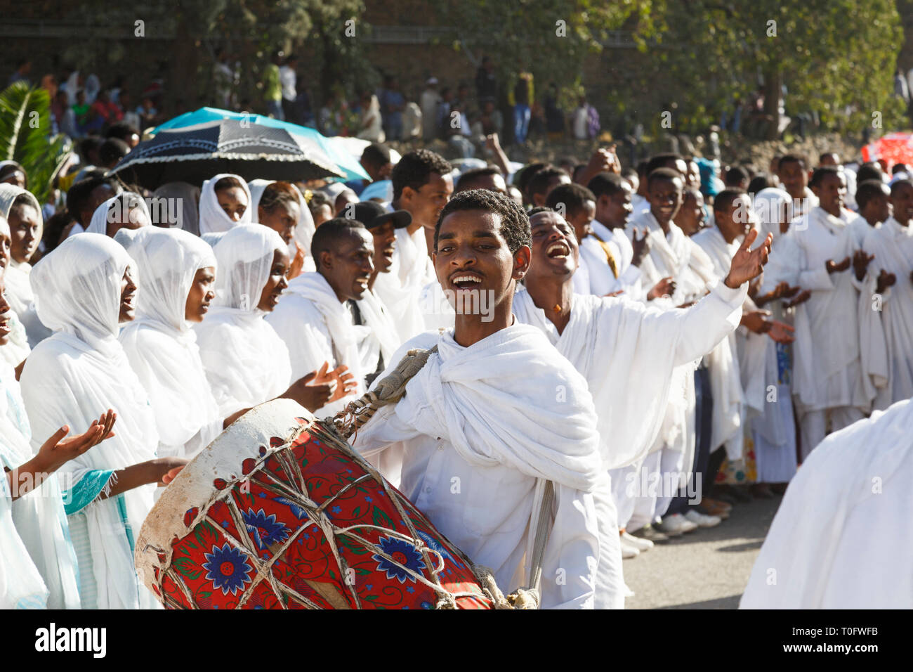 Gonder, Äthiopien, 18. Februar 2015: Die Menschen in der traditionellen Kleidung feiern die Timkat Festival, dem wichtigsten Äthiopischen Orthodoxen Feier o Stockfoto