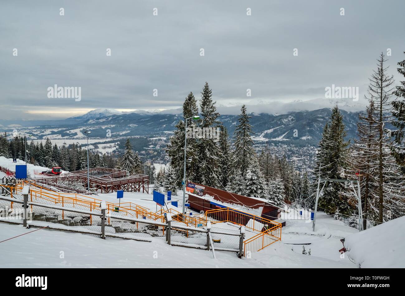 ZAKOPANE, Polen - 30. Dezember 2018: Blick auf die Stadt von Zakopane aus dem Gubalowka Peak. Stockfoto