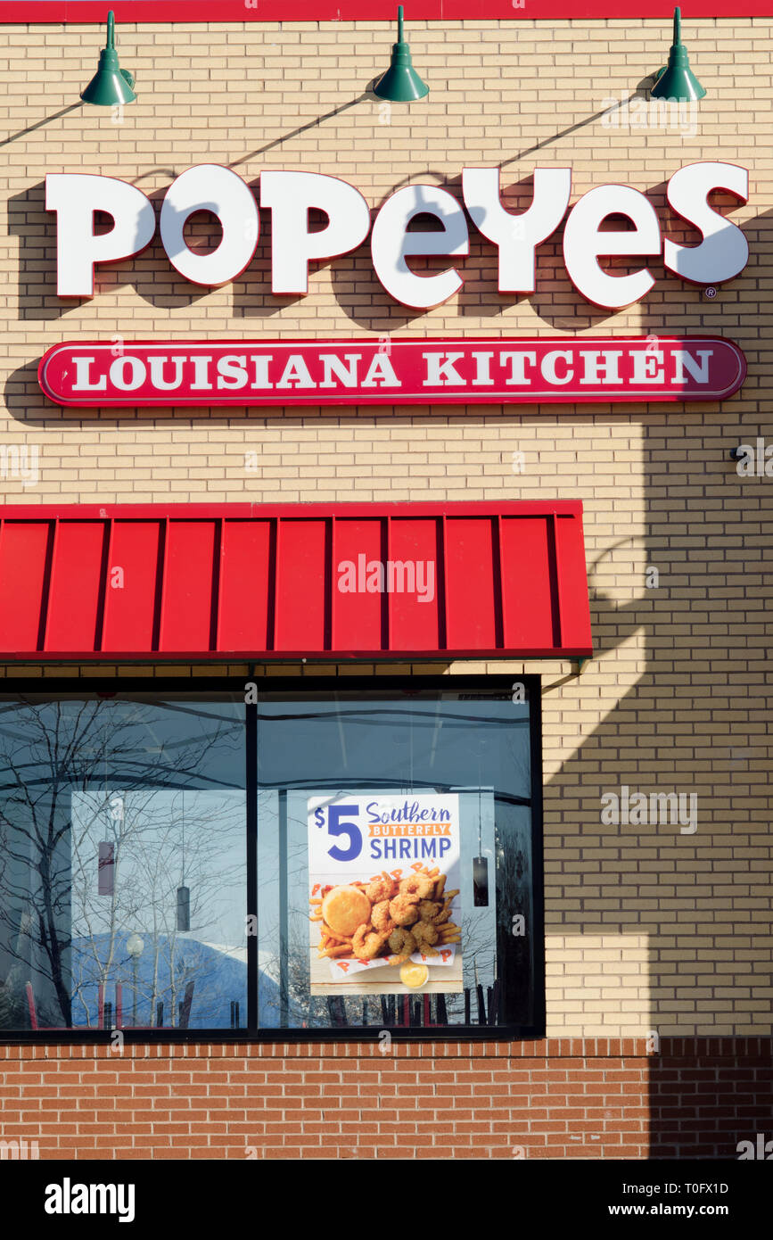 Die Außenseite des Popeyes Louisiana Küche Restaurant mit Zeichen in New Bedford, Massachusetts, USA. US-Kette ist für Fried Chicken bekannt Stockfoto