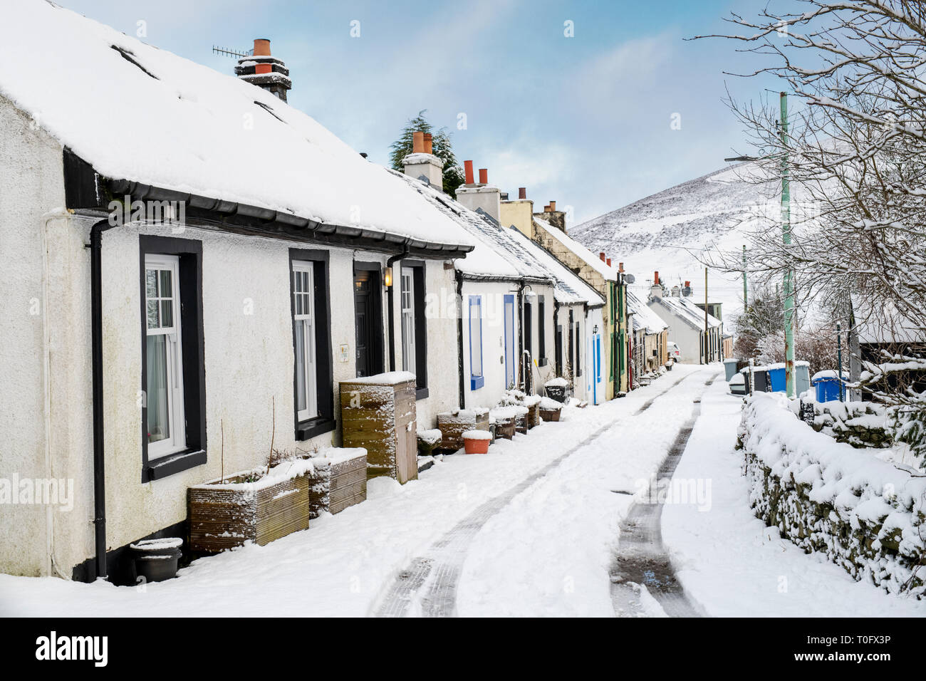 Reihe von Scottish Cottages. Leadhills Dorf am frühen Morgen Schnee. Scotlands zweite höchste Dorf. South Lanarkshire, Schottland Stockfoto