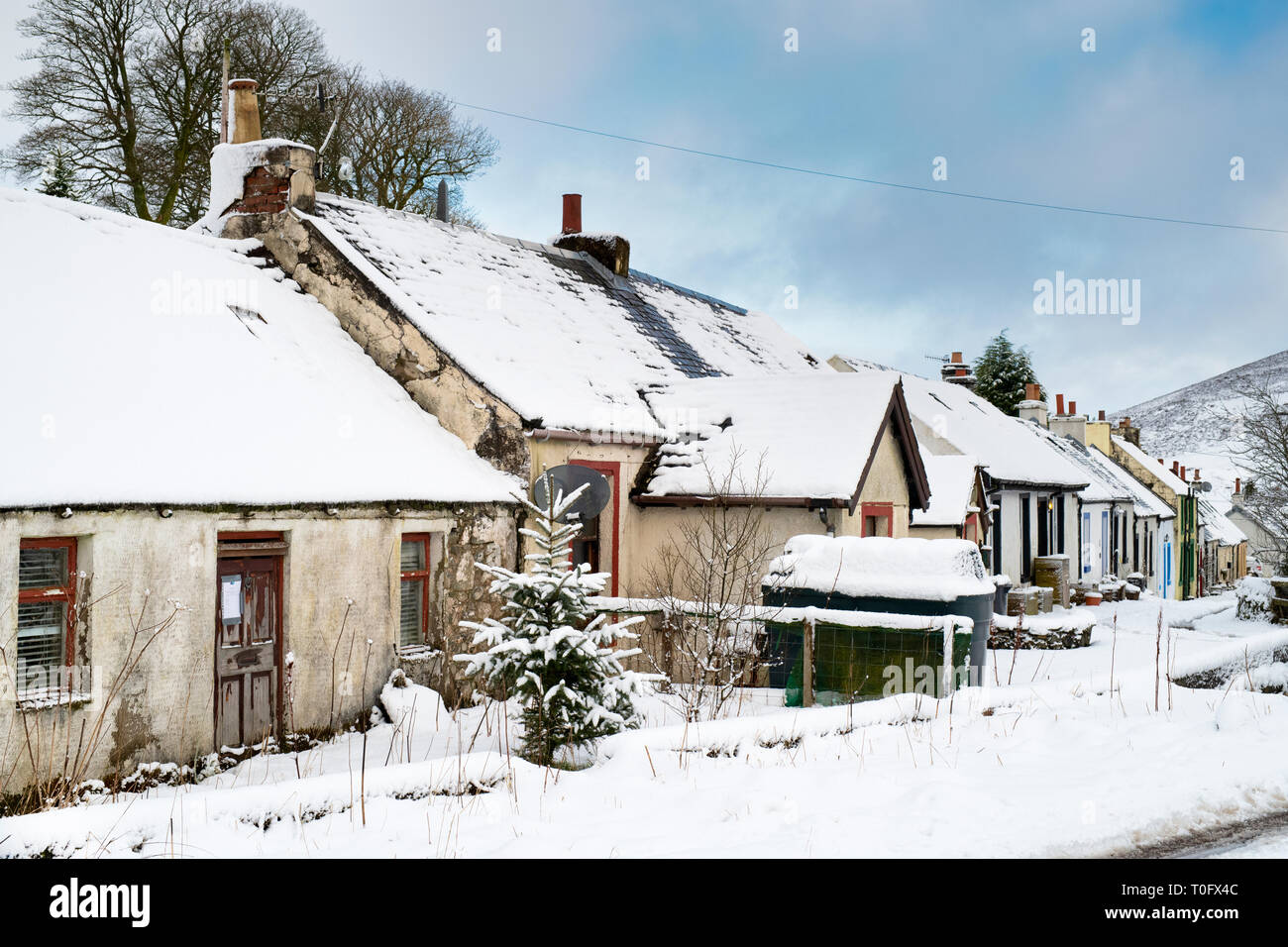 Reihe von Scottish Cottages. Leadhills Dorf am frühen Morgen Schnee. Scotlands zweite höchste Dorf. South Lanarkshire, Schottland Stockfoto