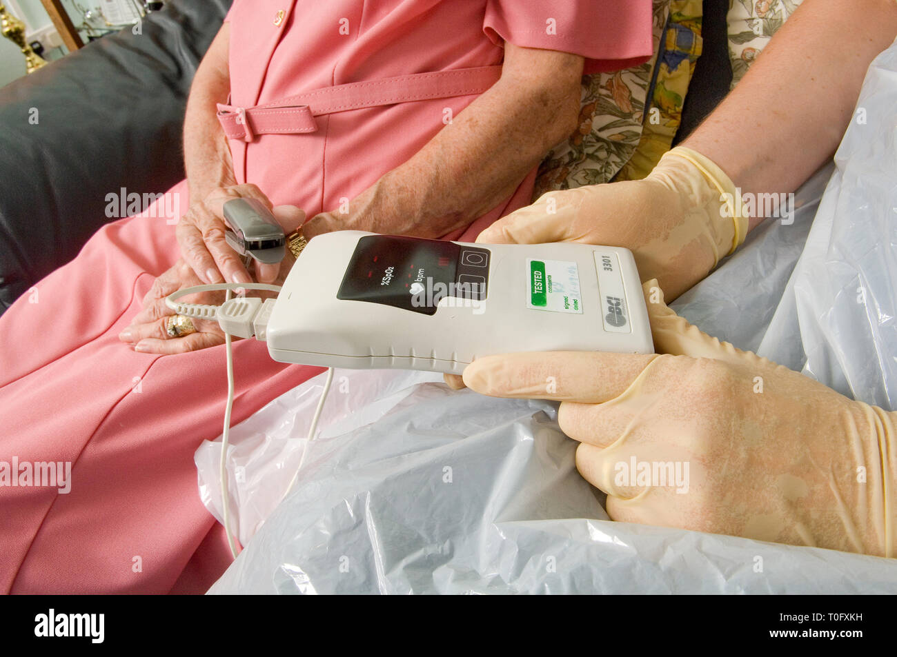 Eine Fachperson prüfen der Anteil von Sauerstoff mittels Pulsoxymetrie Maschine Blut. Stockfoto