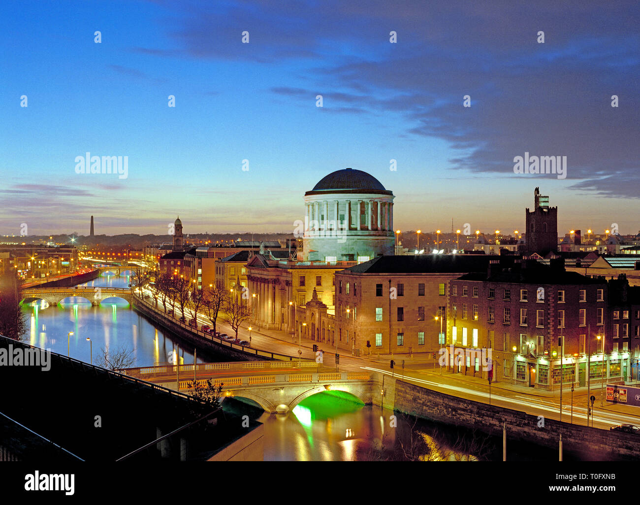 Liffey River bei Dämmerung mit den vier Gerichte Gebäuden mit, Dublin, Irland Stockfoto