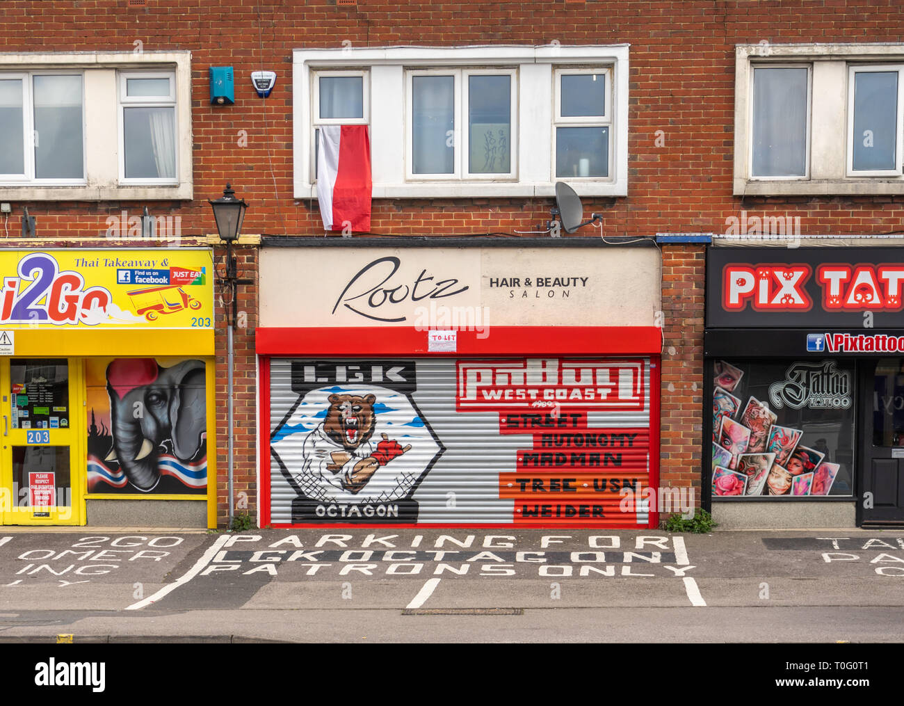 Shoppen Sie mit Fensterläden entlang der Shirley Road in Southampton 2019, England, Großbritannien Stockfoto