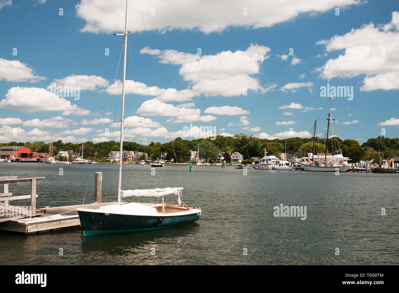 Ansicht des Mystic Seaport mit Boote und Häuser, Connecticut Stockfoto