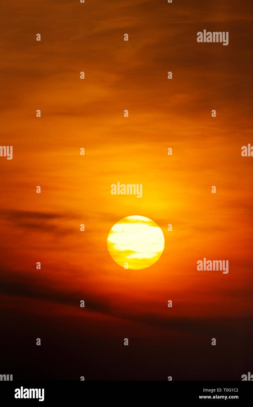 Sonnenuntergang Himmel Braun vom Wind verwehtes Sahara Staub in der Atmosphäre, es gibt einige Sonnenflecken sichtbar auf der Oberfläche der Sonne Stockfoto