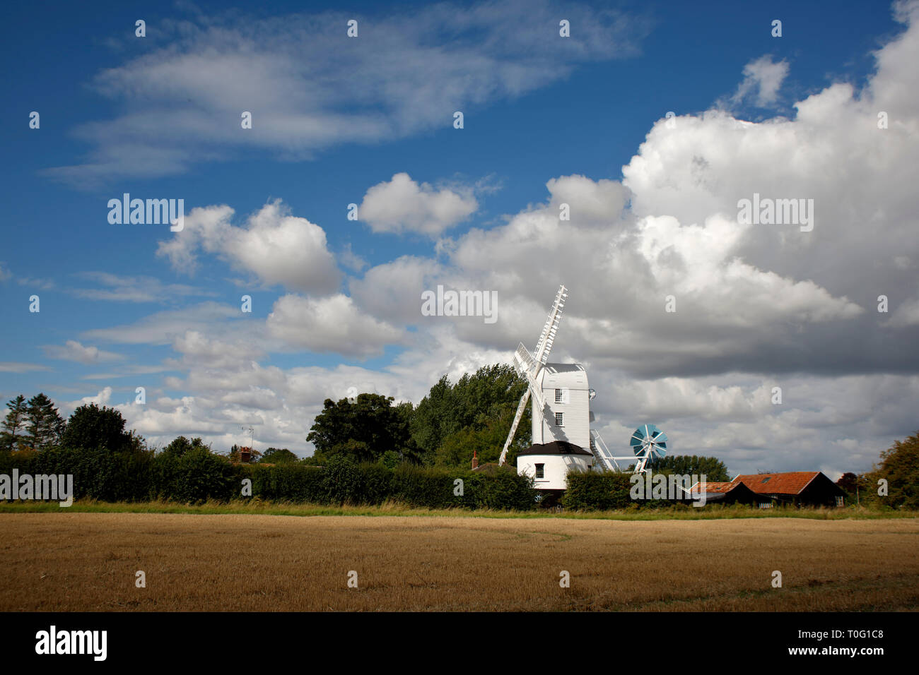 Saxtead Green Post Mühle ist eine Maismühle, es Körper dreht sich auf einem Pfosten und war einer von vielen in Suffolk vom Ende des 13. Jahrhunderts gebaut. Stockfoto