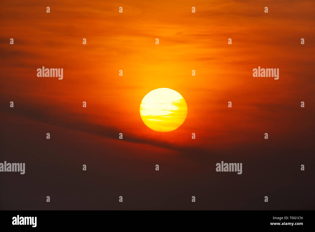 Sonnenuntergang Himmel Braun vom Wind verwehtes Sahara Staub in der Atmosphäre, es gibt einige Sonnenflecken sichtbar auf der Oberfläche der Sonne Stockfoto