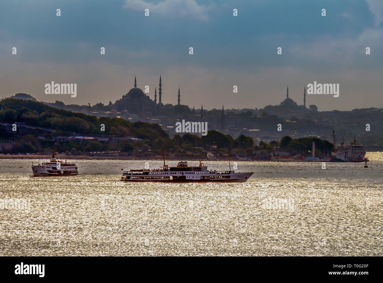 Istanbul, Türkei, 26. Mai 2006: Silhouette von Istanbul mit Fähren. Stockfoto