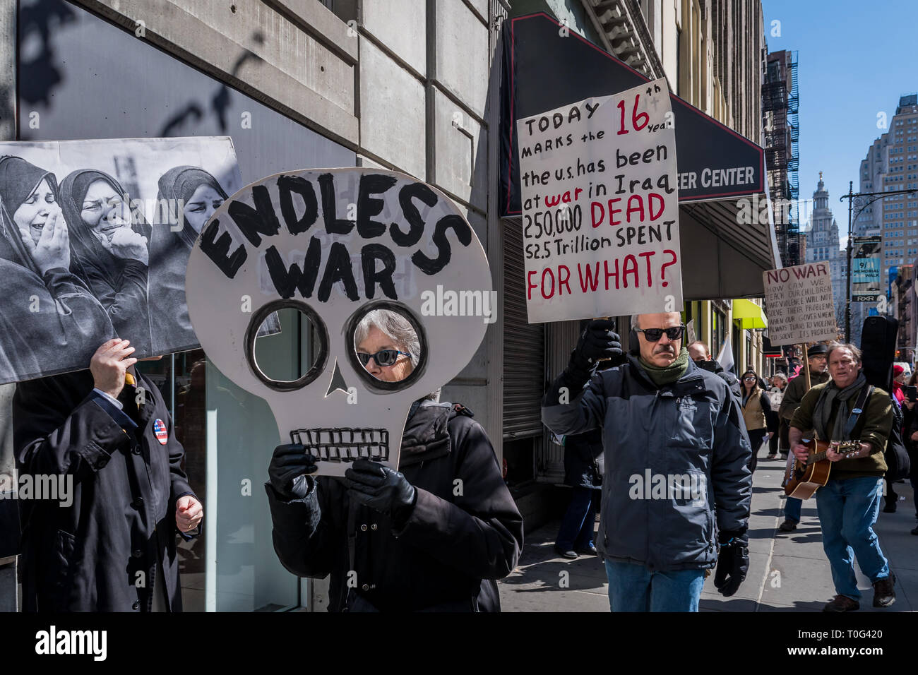 New York, Vereinigte Staaten. 19 Mär, 2019. Anti-kriegs-Aktivisten am 19. März 2019 versammelt, der 16. Jahrestag der Invasion des Irak, außerhalb 26 Federal Plaza in Manhattan für eine Kundgebung, die von einem März durch verschiedene militärische Rekrutierung Büros entlang der Chambers Street und Borough von Manhattan Community College gefolgt, endlosen Zyklus der Vereinigten Staaten von Krieg und Militarismus zu widersetzen. Credit: Erik McGregor/Pacific Press/Alamy leben Nachrichten Stockfoto