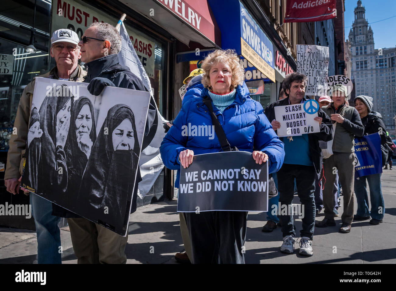 New York, Vereinigte Staaten. 19 Mär, 2019. Anti-kriegs-Aktivisten am 19. März 2019 versammelt, der 16. Jahrestag der Invasion des Irak, außerhalb 26 Federal Plaza in Manhattan für eine Kundgebung, die von einem März durch verschiedene militärische Rekrutierung Büros entlang der Chambers Street und Borough von Manhattan Community College gefolgt, endlosen Zyklus der Vereinigten Staaten von Krieg und Militarismus zu widersetzen. Credit: Erik McGregor/Pacific Press/Alamy leben Nachrichten Stockfoto