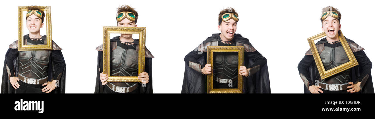 Junge lustige Mann in Rüstung Anzug Stockfoto