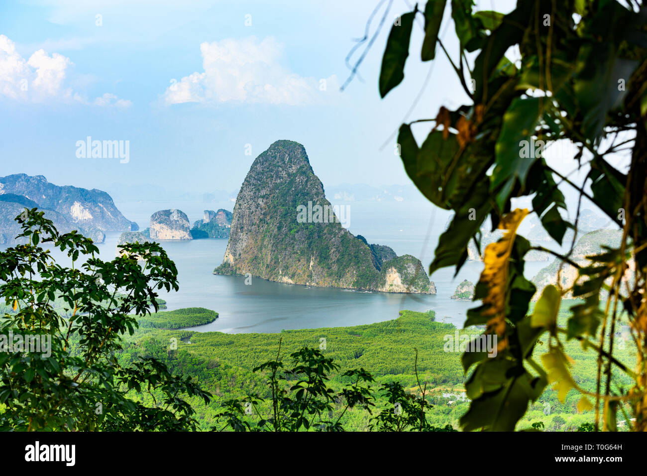 (Selektive Fokus) einen atemberaubenden Blick auf die wunderschöne Bucht von Phang Nga (Ao Phang Nga Nationalpark) Stockfoto