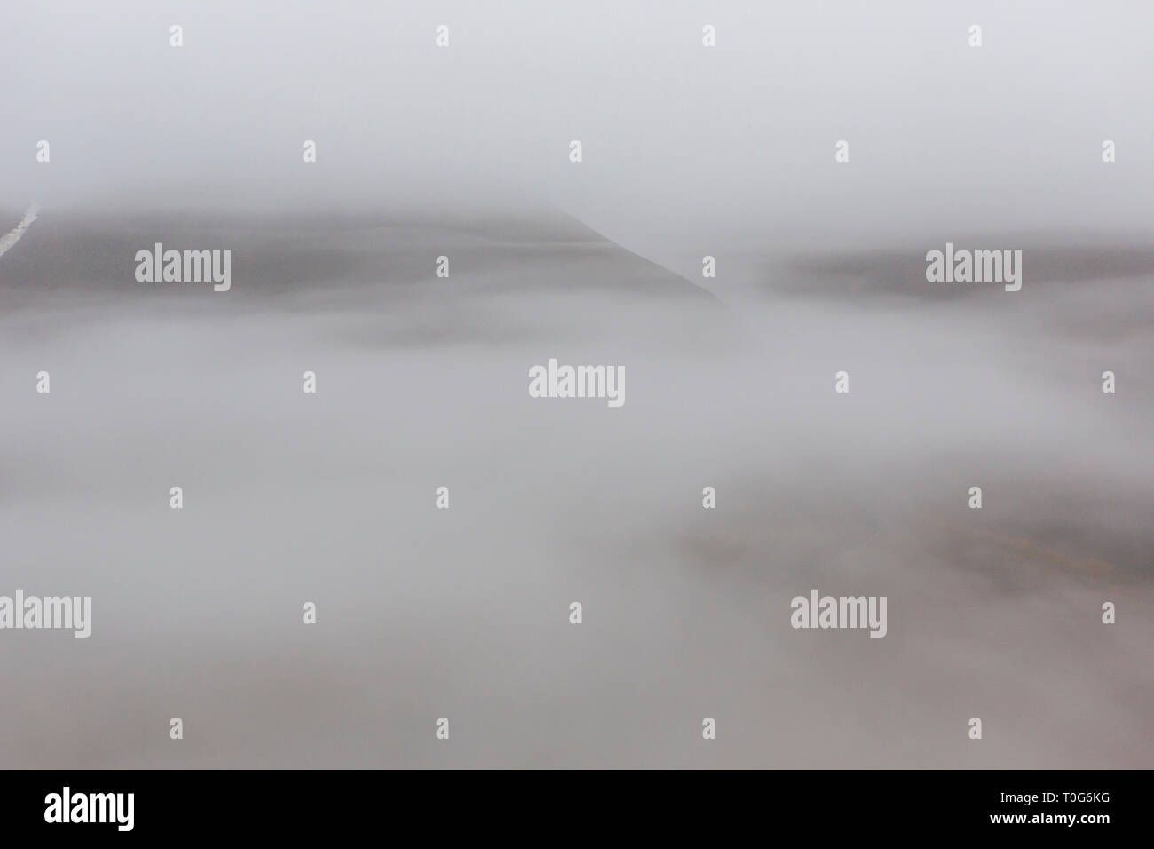 Unter schweren Nebel Berge sind kaum sichtbar, Svalbard, Spitzbergen, Longyearbyen, Norwegen Stockfoto