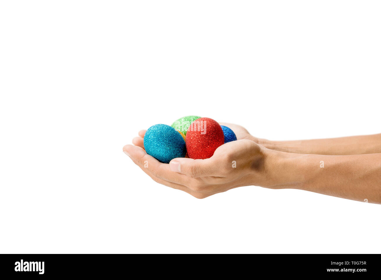 Menschliche Hände halten bunte Ostereier auf weißem Hintergrund. Frohe Ostern Stockfoto