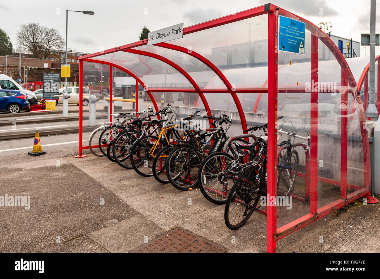 Fahrräder in einem Fahrradträger am Bahnhof Coventry, Coventry, West Midlands, UK. Stockfoto