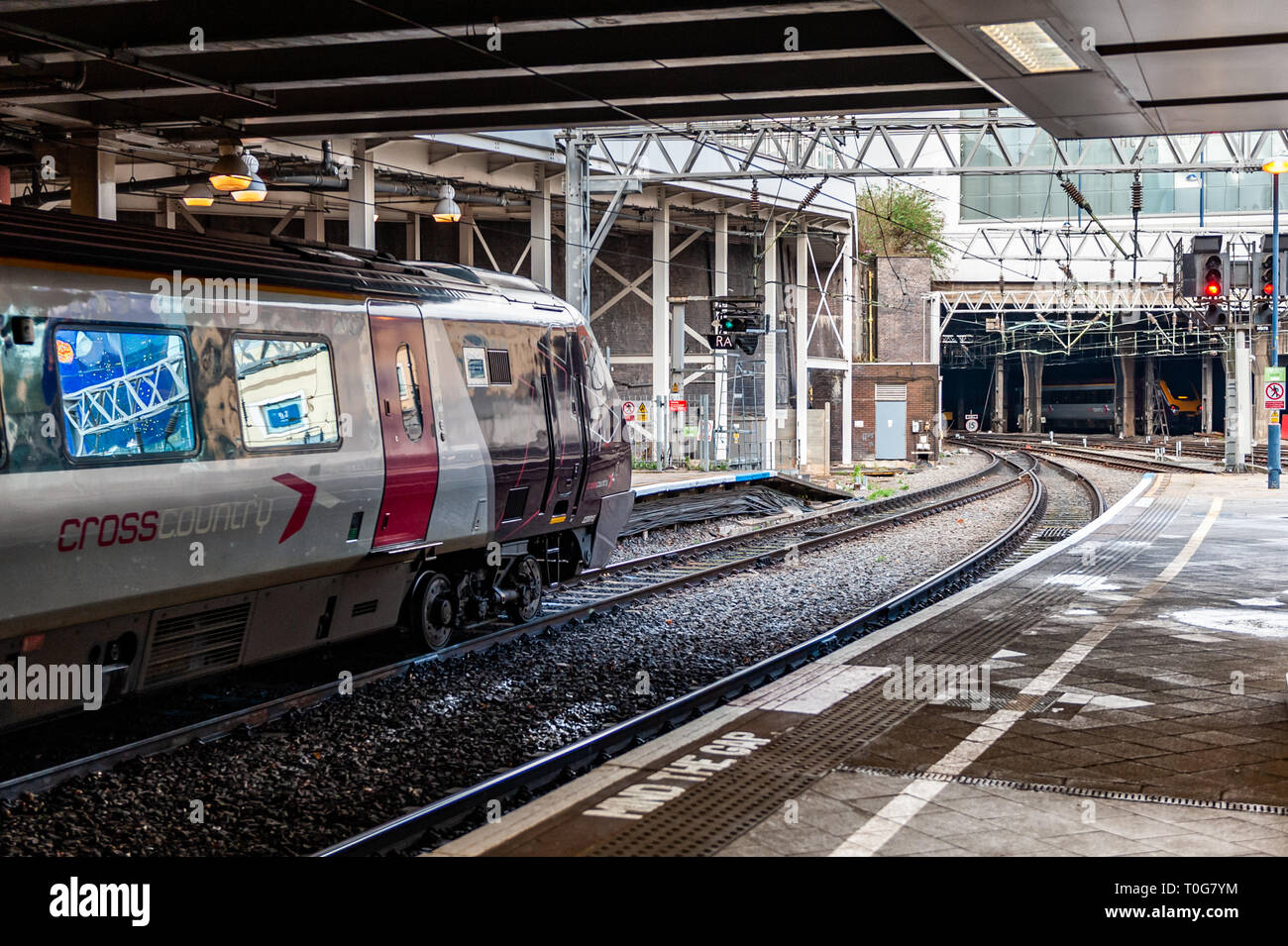 Zug wartet am Bahnhof Birmingham New Street, Birmingham, West Midlands, UK abzuweichen. Stockfoto