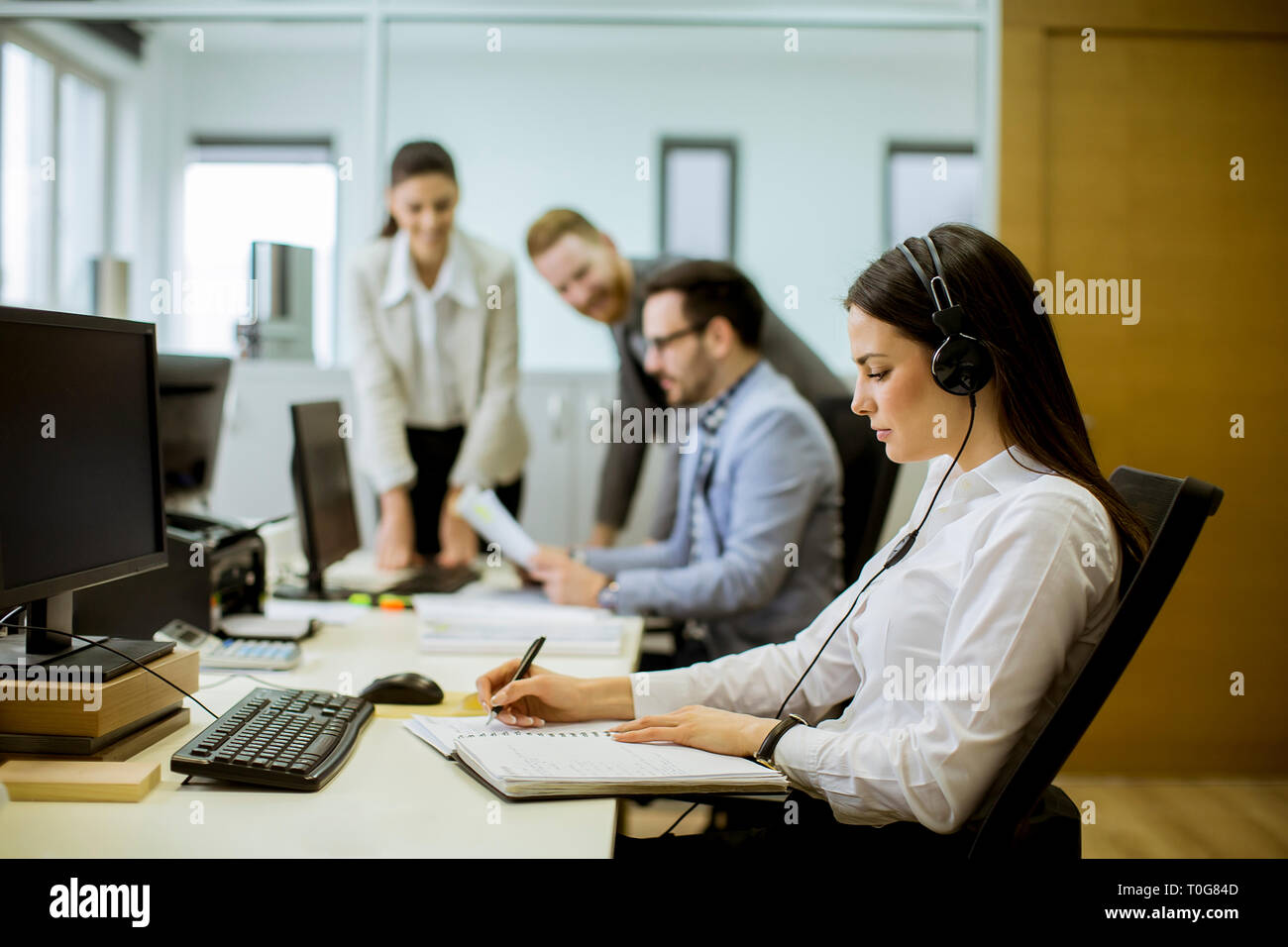 Menschen, die in einem geschäftigen Büro als teamwork Konzept Stockfoto