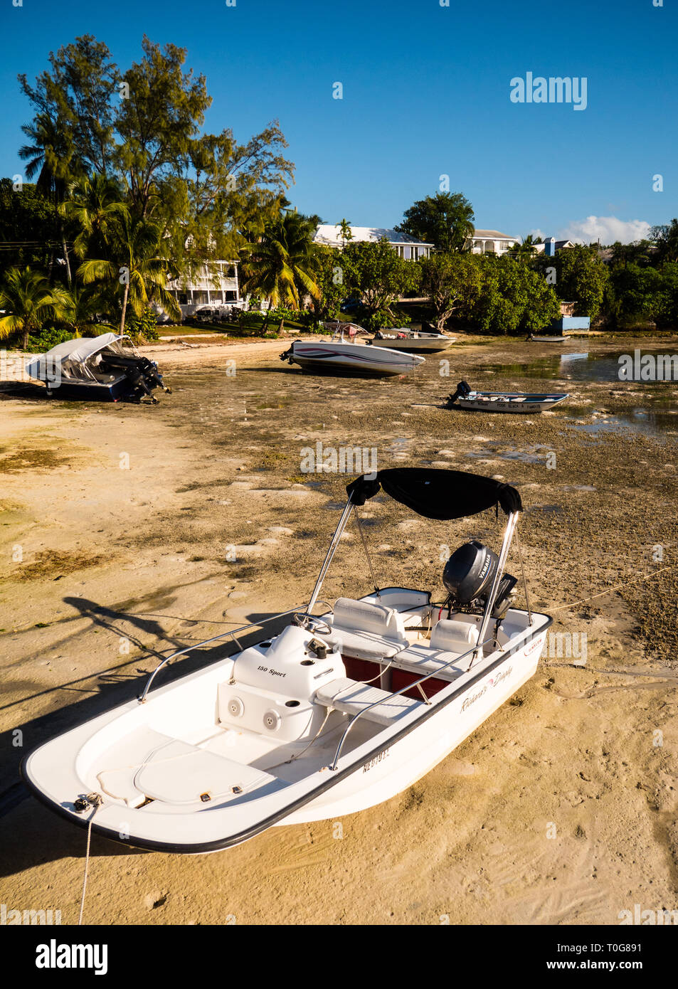 Pleaser Boote, Küste, Dunmore Town, Harbour Island, Eleuthera, Bahamas, in der Karibik. Stockfoto