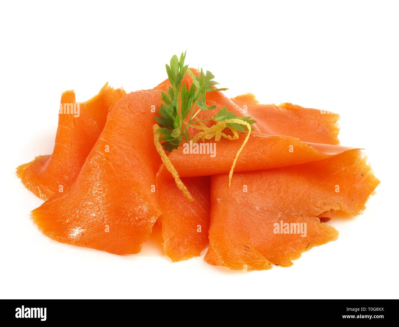 Geräucherter Wildlachs auf weißem Hintergrund Stockfoto