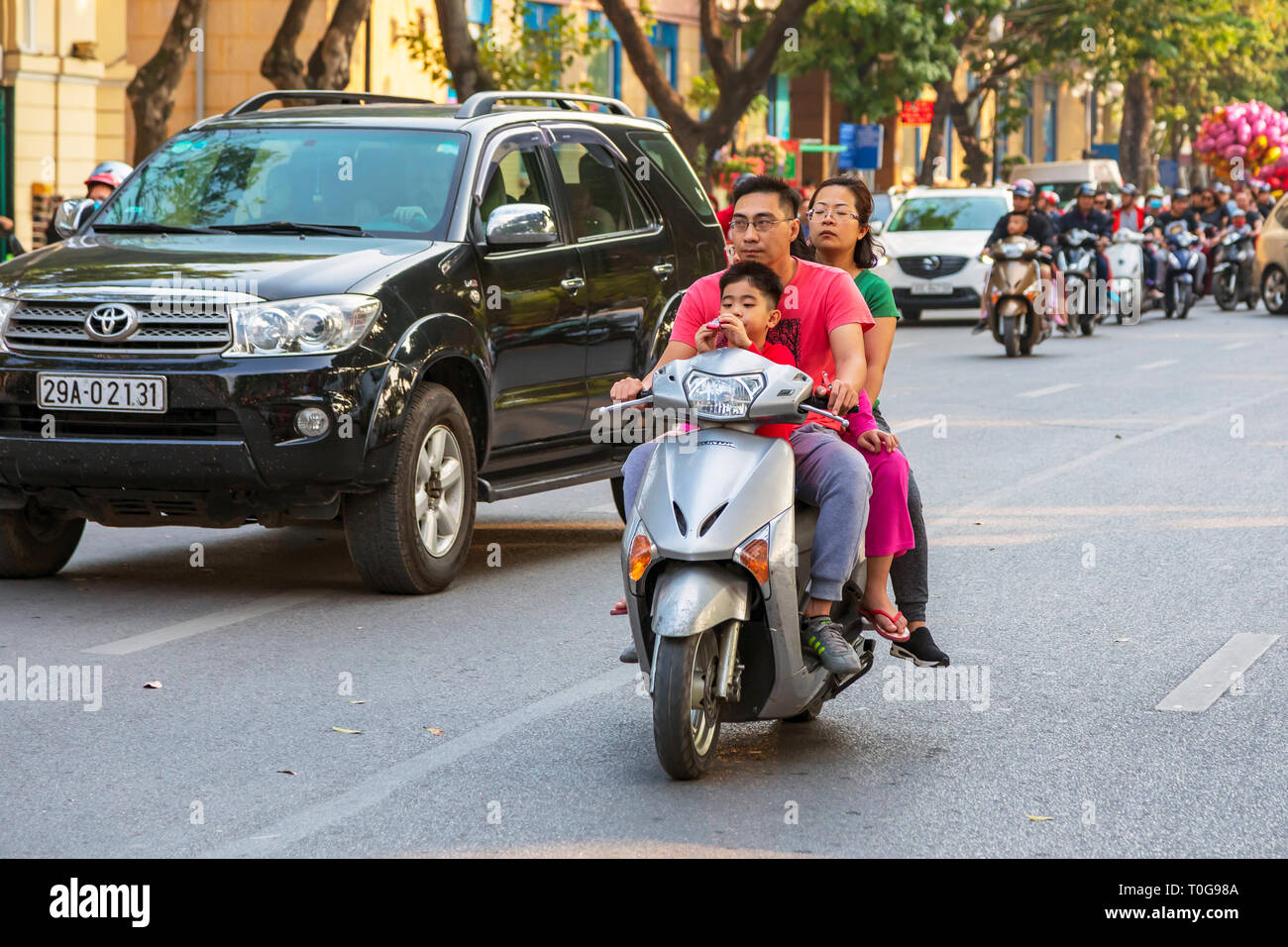 Familie auf einem Motorrad, Hanoi, Vietnam, Asien Stockfoto