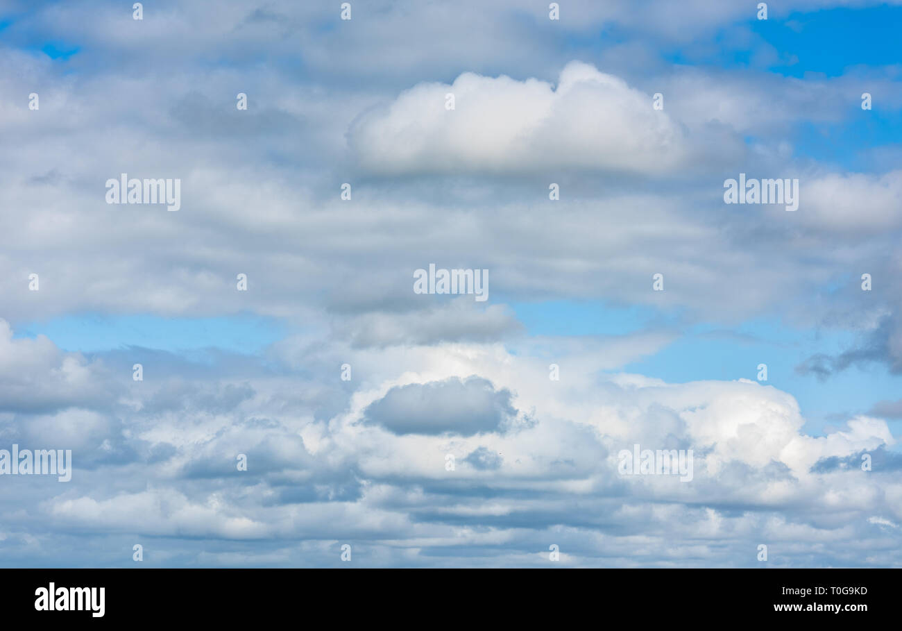 Blau bewölktem Himmelshintergrund Stockfoto