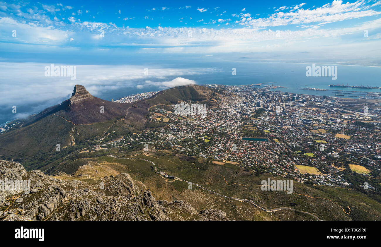 Panoramablick auf Kapstadt, Lion's Head und Signal Hill aus den Tafelberg. Stockfoto