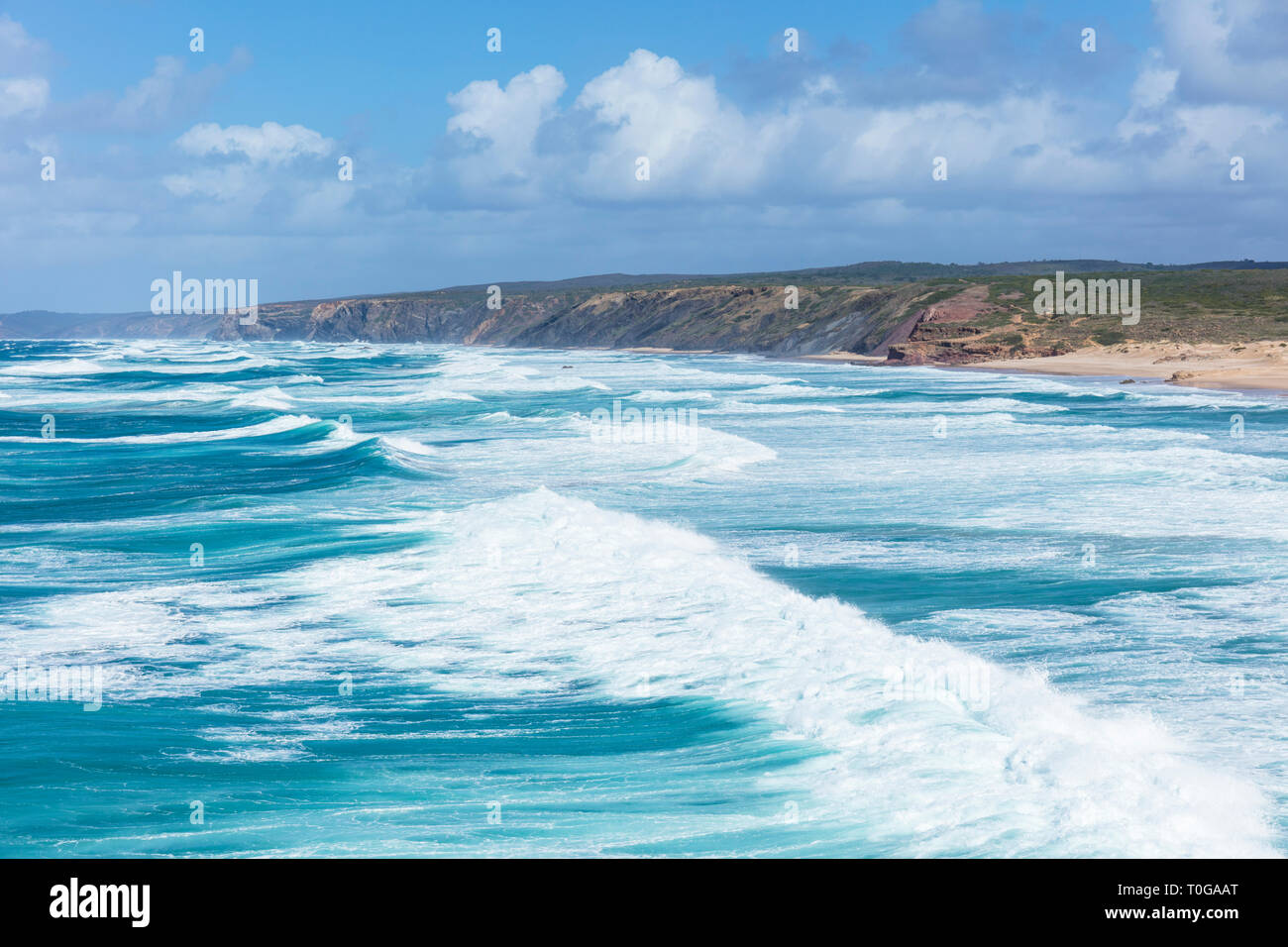 Riesige Meer Wellen in Richtung Ufer Atlantik wellen Westküste Praia Da Bordeira Carrapateira Algarve Portugal EU Europa Stockfoto
