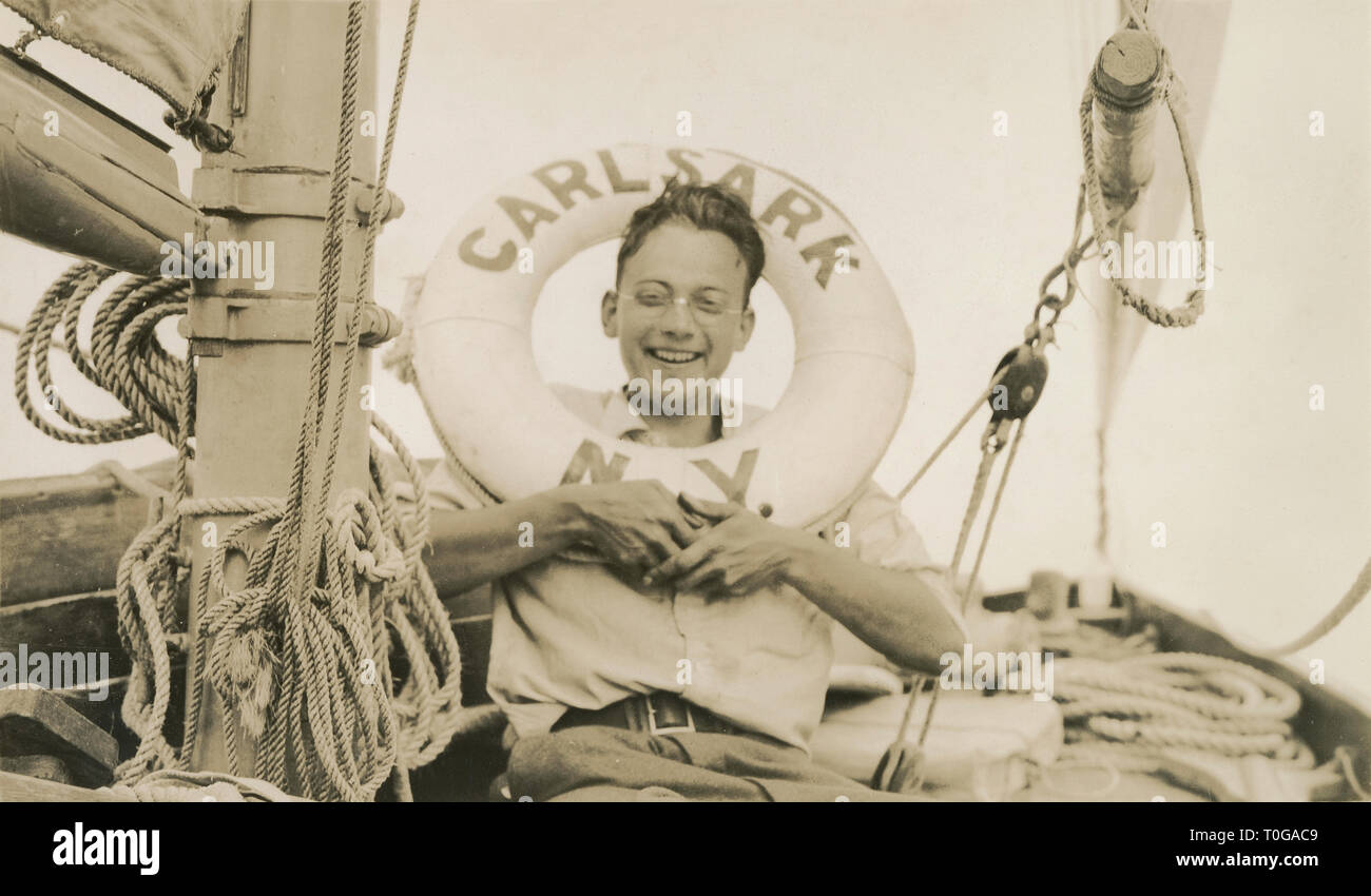 Antike c 1930 Foto, unbekannter Mann an Bord der Carlsark (New York). Von Carl L. Weagan, der Yacht Carlsark von Ithaca, NY nach Ithaka, Griechenland im Jahre 1929 segelte. Stockfoto