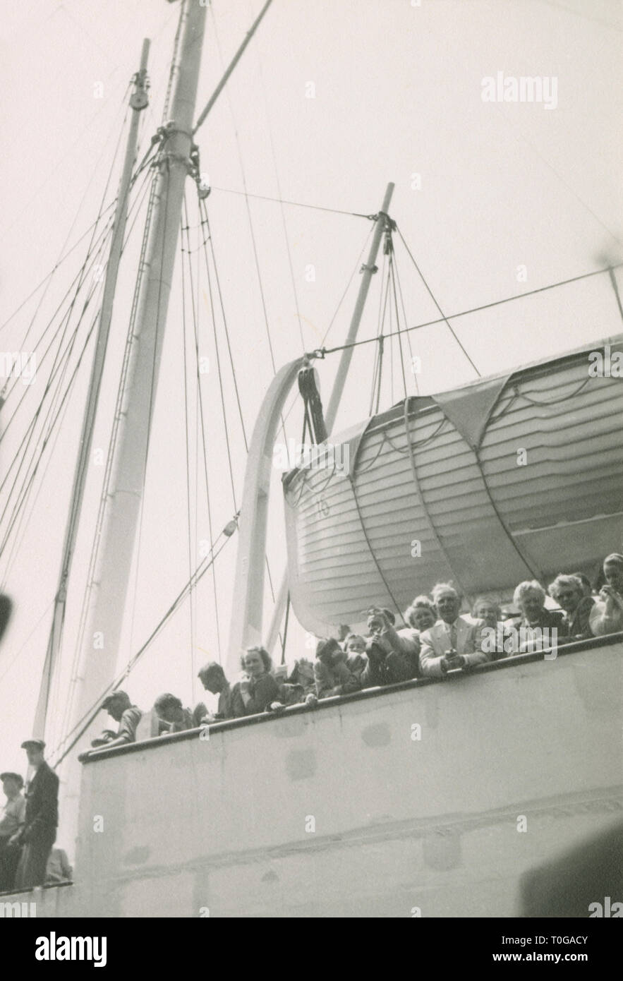 Antike c 1930 Foto, Reisende an der Schiene eines ankommenden Dampfschiff. Standort unbekannt, USA. Quelle: original Foto. Stockfoto