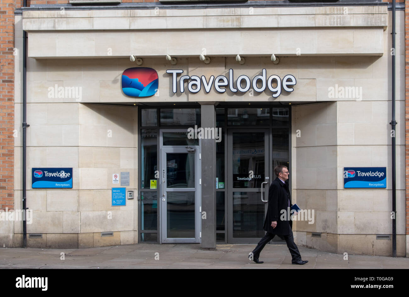 Travelodge Hotel Front auf UK High Street Stockfoto