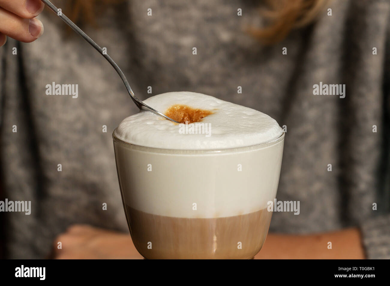 Latte Macchiato mit viel Milchschaum Stockfoto