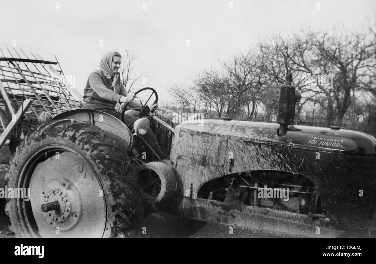 Bäuerin auf dem Traktor in Wisconsin, Ca. 1945. Stockfoto