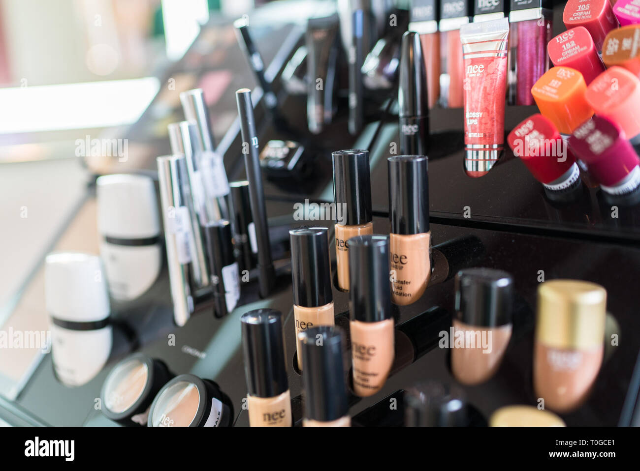 Verona, Italien - 4 April 2016: Kosmetik angezeigt, die auf den Regalen eines modernen Beauty Salon. Stockfoto