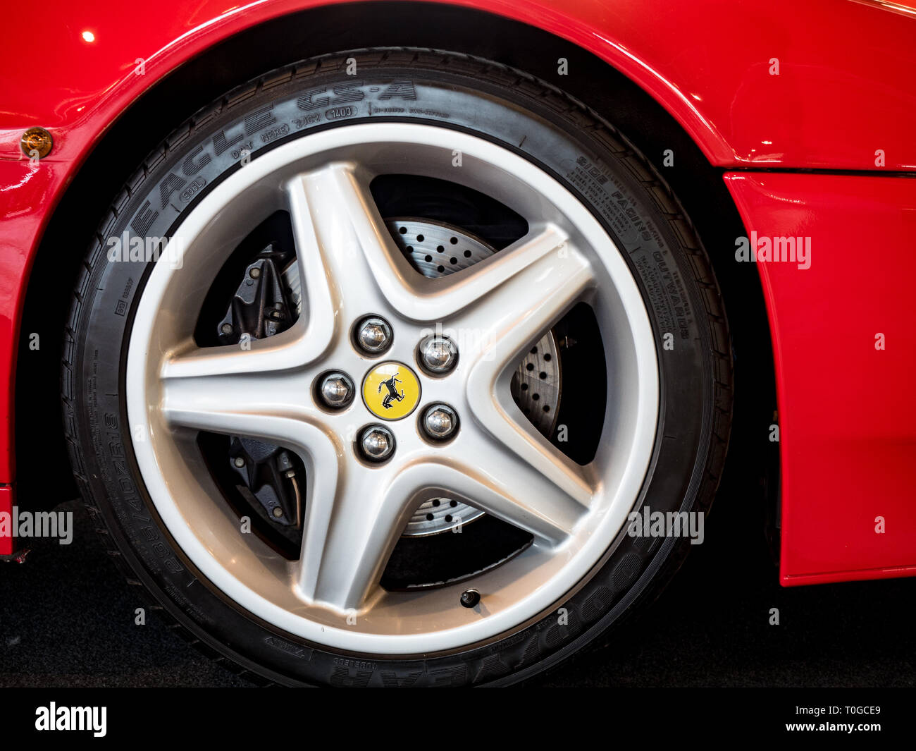 Verona, Italien - 9. Mai 2015: Detail der Steuer eines Ferrari, ein berühmter italienischer Sportwagen. Stockfoto