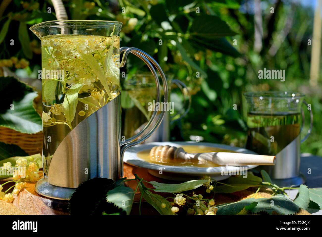 Kräutertee mit Linden Blumen. Stockfoto