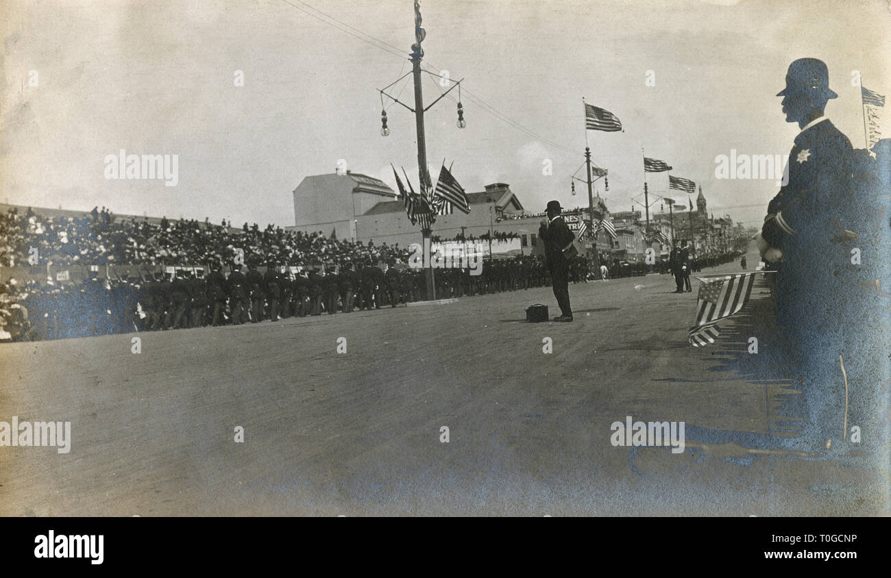 Antikes 1908 Foto, Armee marschiert bei der â € œParade für die große weiße Flotte auf Van Ness Ave., San Francisco, Kalifornien am 7th. Mai 1908. QUELLE: ORIGINALFOTO Stockfoto