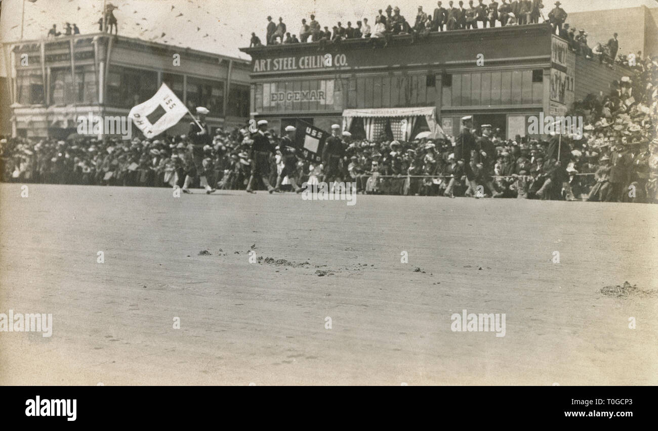 Antikes 1908-Foto, Crew der USS Ohio marschieren mit Spruchbändern bei der „Parade für die große weiße Flotte“ auf der Van Ness Ave., San Francisco, Kalifornien, am 7th. Mai 1908. QUELLE: ORIGINALFOTO Stockfoto