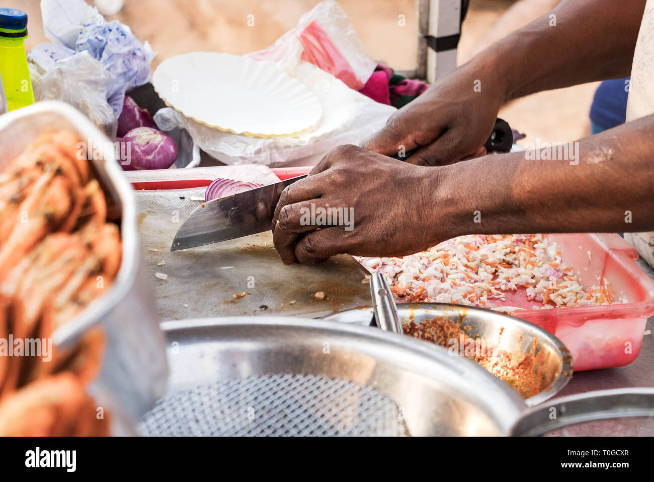 Männliche Hand ein Koch Meeresfrüchte im Freien in einem Street Market in Colombo, Sri Lanka. Stockfoto
