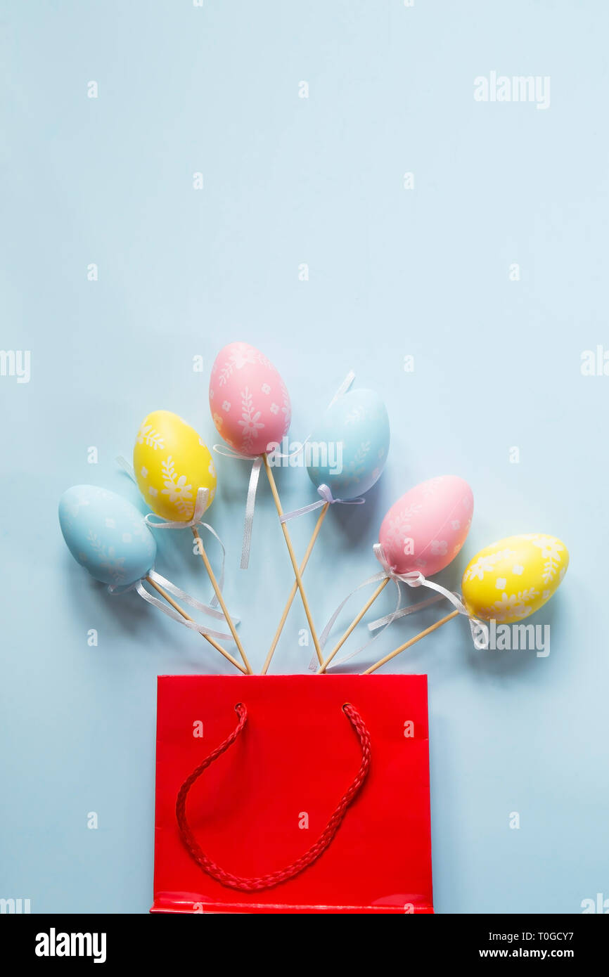 Ostereier in einer Einkaufstasche Stockfoto