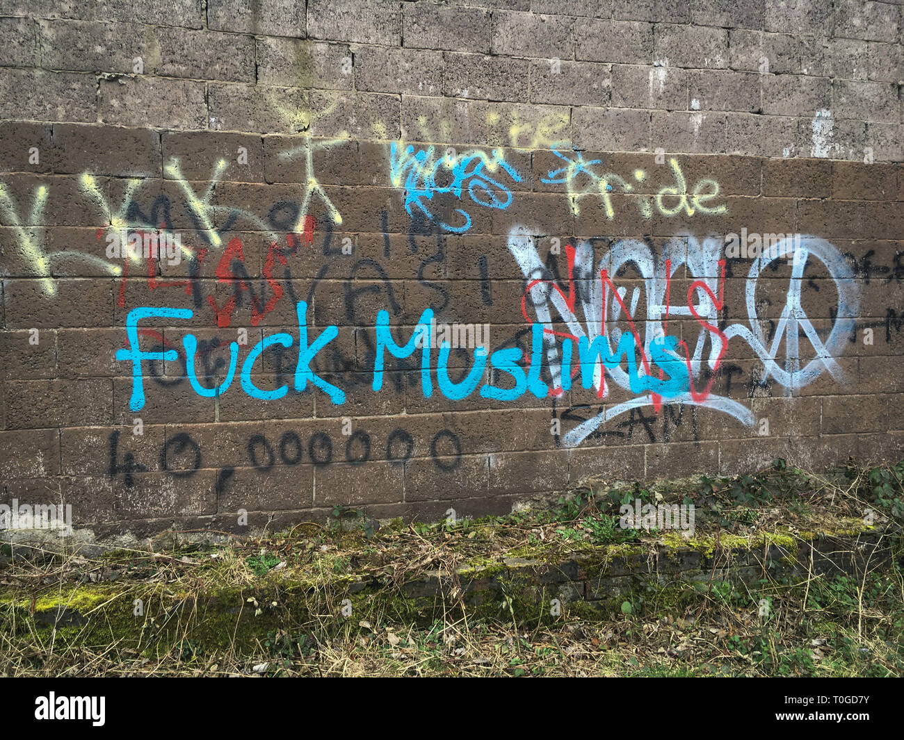 Rassistische Graffiti, anti-muslimischen Graffiti am Fluss Clyde in Glasgow, Schottland, 3. März 2019. Stockfoto