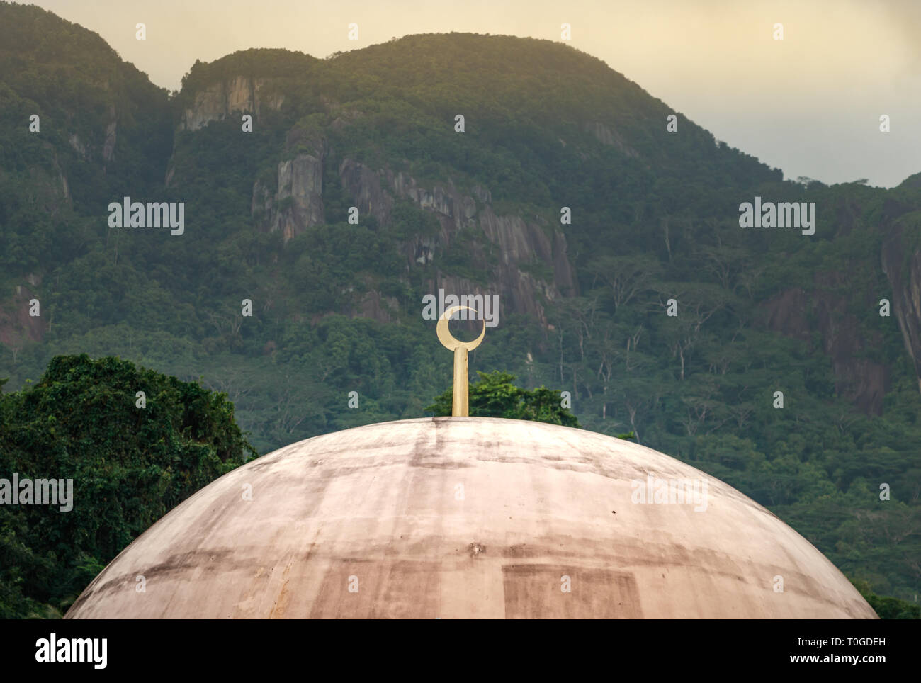 Detail einer Moschee Kuppel mit einem goldenen Mond, der sich auf der Oberseite in Victoria, Seychellen. Stockfoto