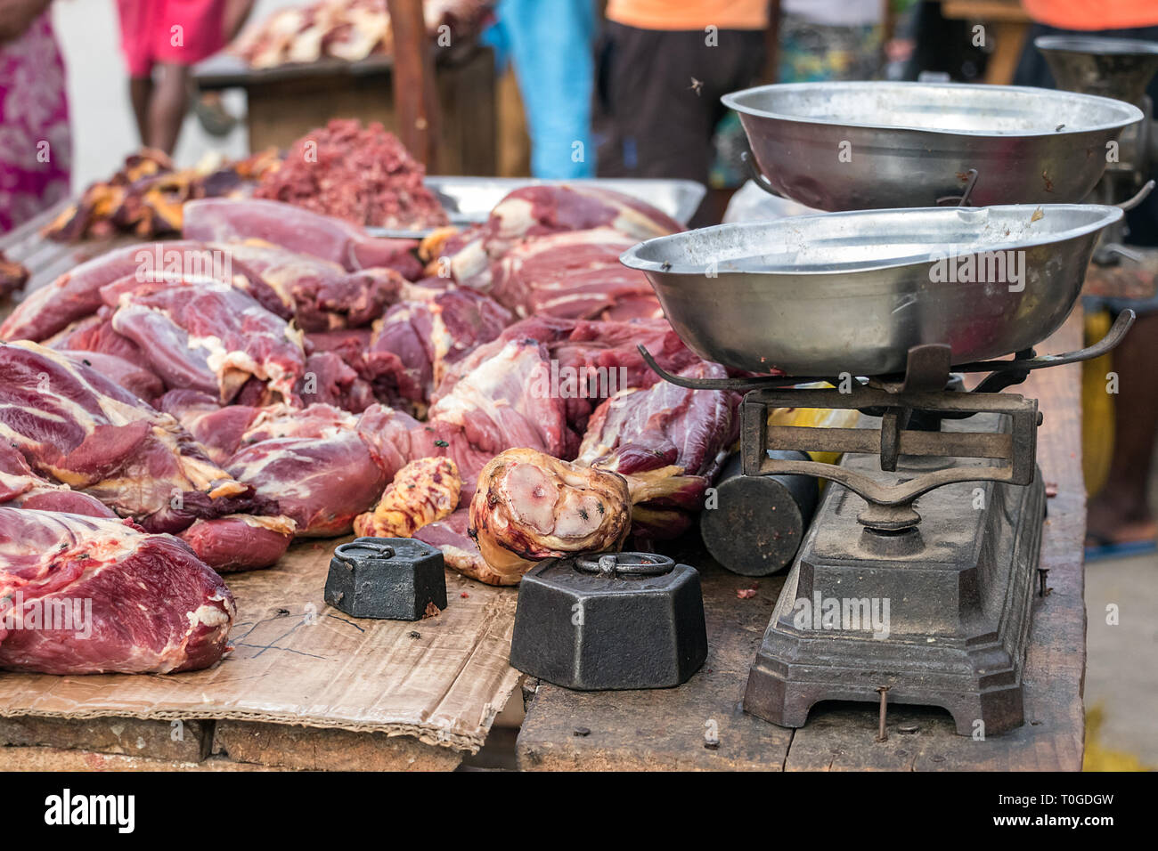 Rohes Fleisch neben einem Klapp- und Fliegen, draußen in Toliara, Madagaskar. Stockfoto