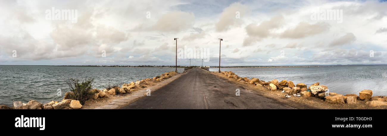 Die Avenue De France an der Mahavatsy Pier im Hafen von Toliara, Madagaskar. Stockfoto