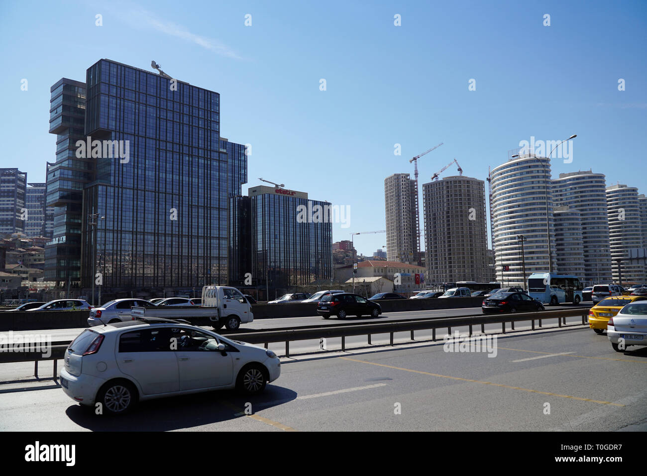 Istanbul, Türkei - 17. März 2019: Etstur Gebäude mit anderen Wolkenkratzer und Konstruktionen im Stadtteil Kadiköy, Merdivenkoy Stockfoto