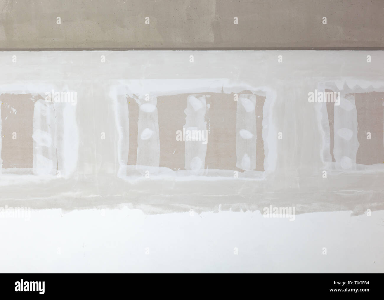 Vorderansicht des Gips an der Wand mit Gelenken an der Baustelle warten, die lackiert werden sollen. Baustelle detail. Stockfoto