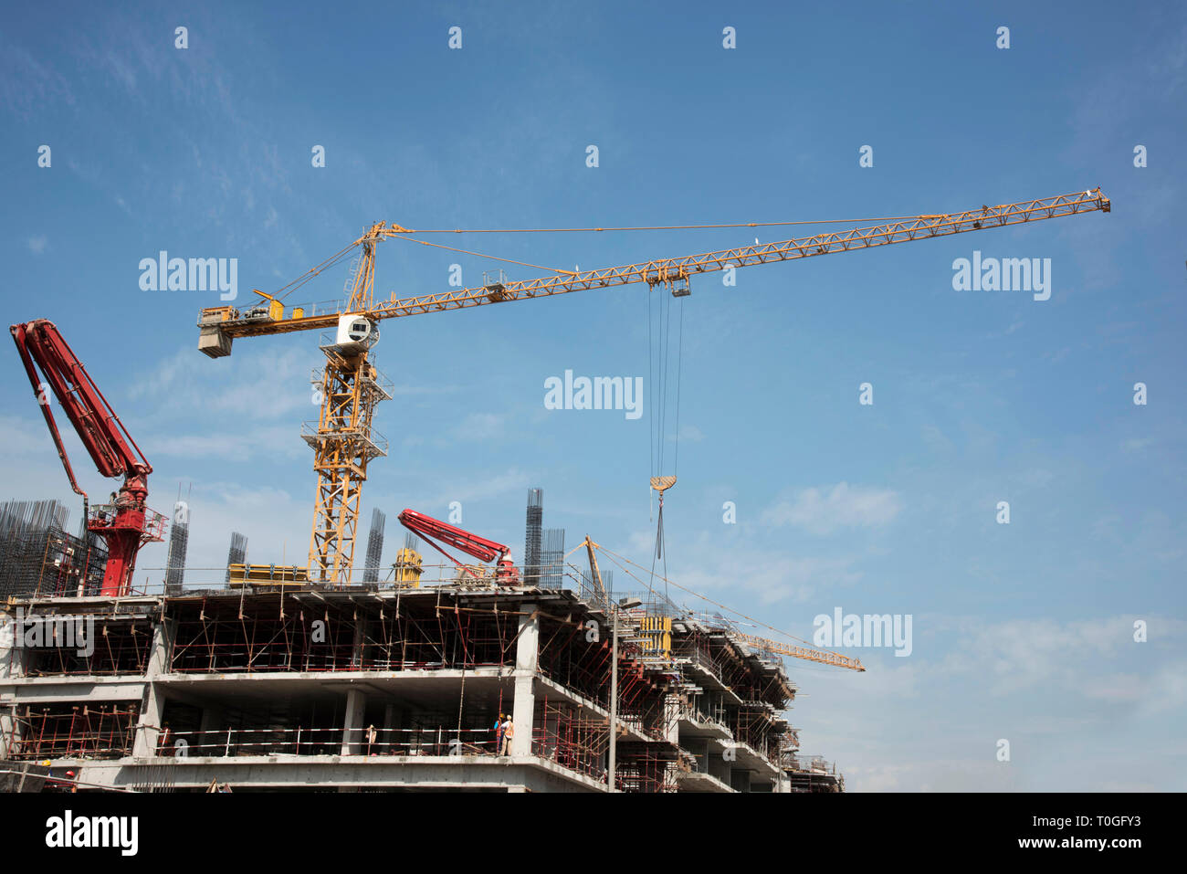 Kräne auf der Baustelle, Dubai, UAE. Stockfoto