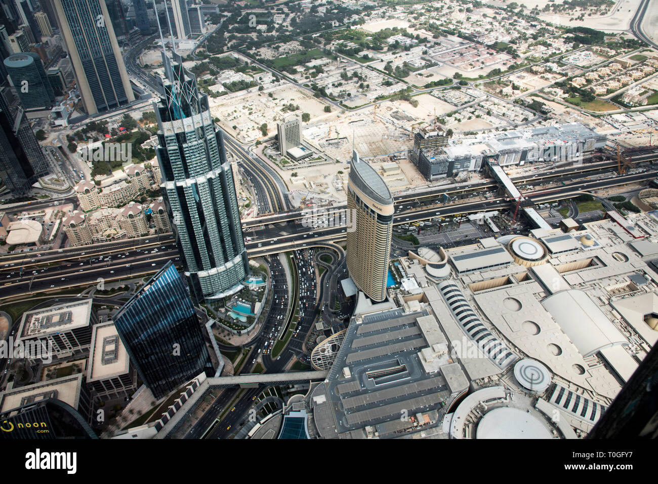 Blick auf die Gebäude ab 124. Stockwerk des Burj Dubai, dem höchsten Gebäude der Welt, Dubai, UAE. Stockfoto
